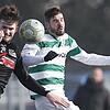 Erzielte bei seinem ersten Auftritt im FC 08-Trikot auf Anhieb einen Treffer: Leon Dippert (links), hier im Duell mit dem Kreuzlinger ...