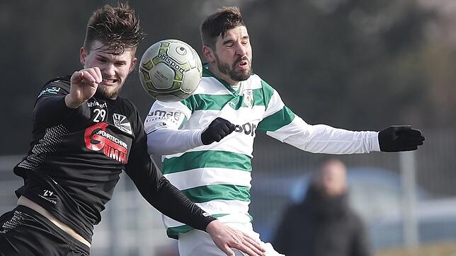 Erzielte bei seinem ersten Auftritt im FC 08-Trikot auf Anhieb einen Treffer: Leon Dippert (links), hier im Duell mit dem Kreuzlinger ...