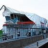 Die Gasfähre der Stadtwerke Konstanz liegt mit Holzverdeck und Folie abgedeckt winterfest im Hafen von Staad.
