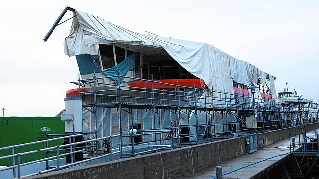 Die Gasfähre der Stadtwerke Konstanz liegt mit Holzverdeck und Folie abgedeckt winterfest im Hafen von Staad.