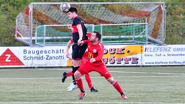 Oben und unten? Aaron Zimmermann hat mit dem FC RW Weilheim vielleicht entscheidende Punkte beim 3:1 gegen Rouven Rünzi (rechts) und den ...
