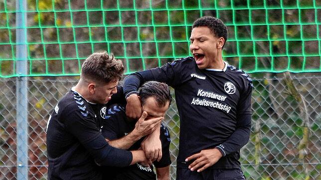 Gleich fünfmal durften die Spieler des SC Konstanz-Wollmatingen jubeln. Jusuf Shala (Mitte) traf gleich viermal.
