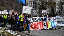 Rund 300 Menschen ziehen am Samstag bei einer Demonstration mit anschließender Kundgebung vom Kurpark aus durch St. Blasiens Innenstadt, ...