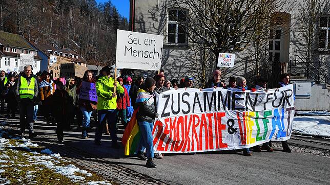 Rund 300 Menschen ziehen am Samstag bei einer Demonstration mit anschließender Kundgebung vom Kurpark aus durch St. Blasiens Innenstadt, ...