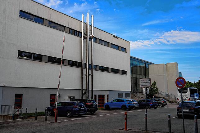 Derzeit wird viel Energie aus den Schornsteinen hinausgepustet. Das wird sich ändern. Die Abwärme wird künftig für die Halle genutzt.