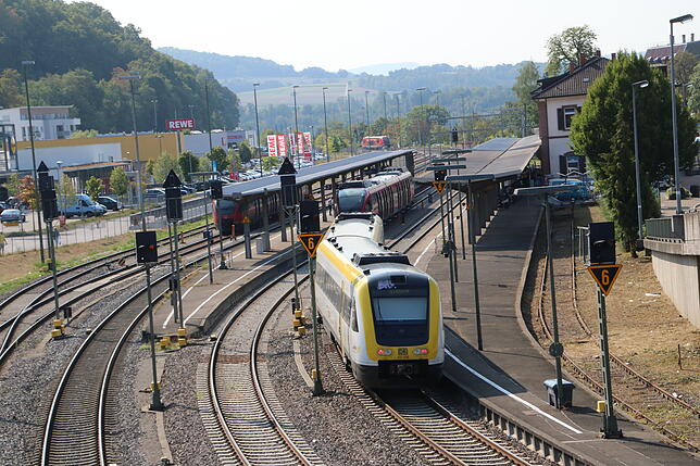 Ein Interregio-Express am Bahnhof Waldshut