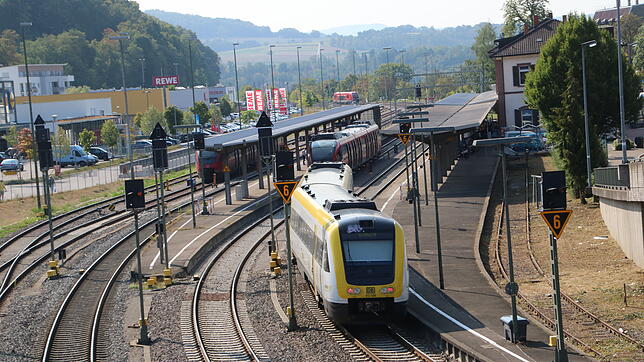 Ein Interregio-Express am Bahnhof Waldshut