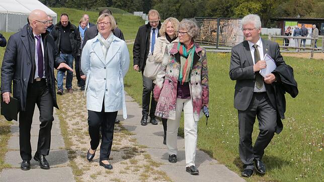 Finanzministerin Edith Sitzmann (Mitte) mit den beiden Landtagsabgeordneten Andrea Bogner-Unden und Klaus Burger (rechts) sowie Michael ...