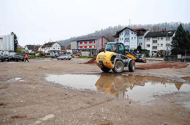 Bislang bessern Maschinen nur die Löcher auf dem Parkplatz am Sulzerring aus, gebaut wird noch nicht.