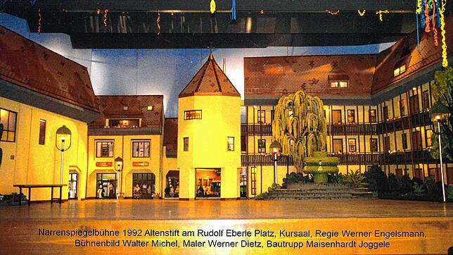 Das von Walter Michel gestaltete Bühnenbild für den Bad Säckinger Narrenspiegel 1991 mit Altenstift und Kursaal am Rudolf-Eberle-Platz, ...