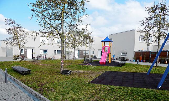 (Archivbild) Auf dem Dach des Edeka-Marktes lebt es sich in dörflicher Atmosphäre. Sogar ein Spielplatz mit Bäumen ist dort oben.