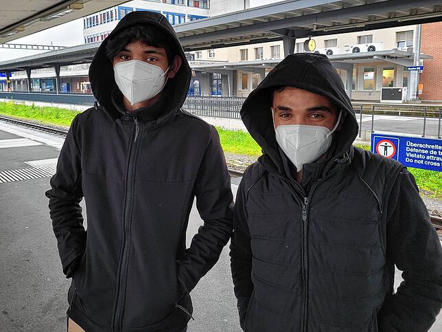 Abdullah (links) und sein Freund Nashib aus Afghanistan. Die beiden laut eigenen Angaben 14-Jährigen möchten zu Verwandten nach ...
