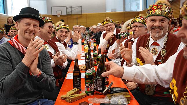 Beim Männerfrühschoppen im vergangenen Jahr hatten die Narren und auch OB Simon Gröger (links) viel Spaß. 2024 werden wieder mehrere ...