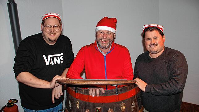 Noch ist nicht einmal Advent, aber Tim Schwenke (von links), Martin Schäuble und Daniel Hepfer sind schon voll mit der kommenden ...