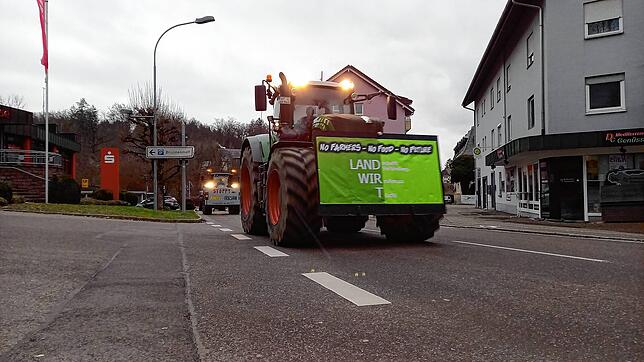 Traktoren andere Zugmaschinen fahren mit blinkenden Warnlichtern laut hupend auf der L151 durch Laufenburg.