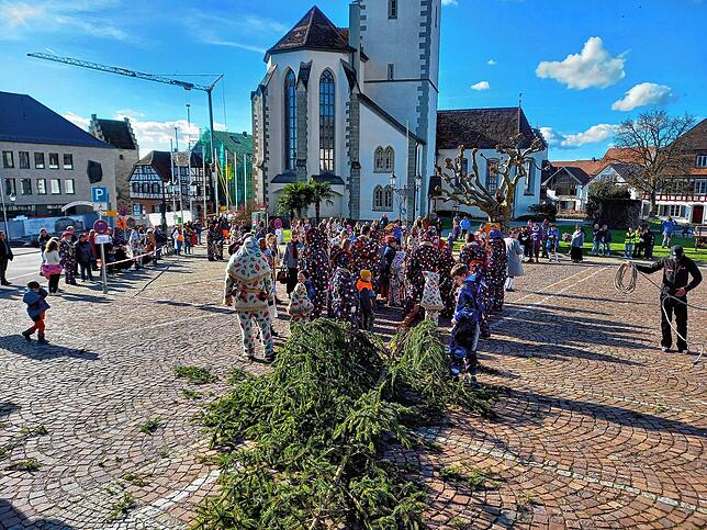 Bild 9: Ade Fasnet 2024! Bilder vom Markdorfer Narrenbaumfällen mit Umzug aus der Stadt