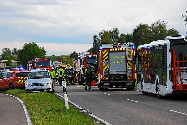 Die Feuerwehr war mit etlichen Einsatzfahrzeugen vor Ort.