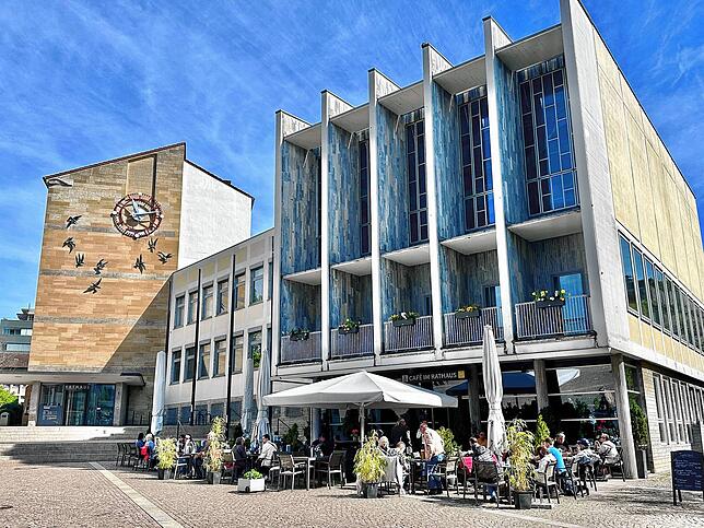 Das Rathaus in Friedrichshafen mit dem Sitzungssaal für den Gemeinderat (rechts).