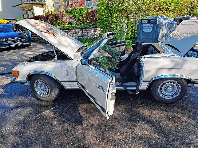 Dieses Oldtimer-Cabrio fing am Samstagnachmittag Feuer und musste nahe dem Alten Stadtgarten von der Feuerwehr gelöscht werden.