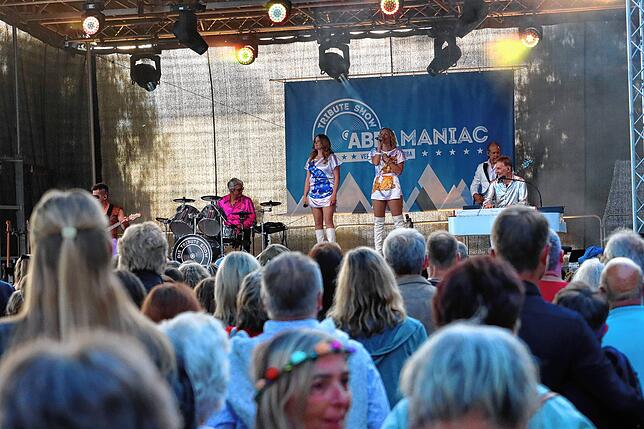 Bild 10: Mitreißender Auftakt beim Sound Beach Festival – ABBAmaniac liefert Hit auf Hit