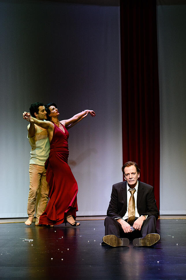 DuK (Dan Glazer, links) redet Ebba Hofmann (Renate Winkler) ins Gewissen. Daneben sitzt Meinrad Hofmann (Ralf Beckord).