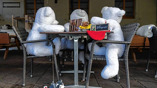 Große weiße Plüschbären sitzen an einem Tisch in einem leeren Restaurant in Basel. Ab Montag, 23. November, müssen Restaurants in Basel ...