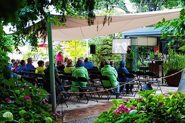 Trotz Nässe und Kälte sind Besucher der Landesgartenschau gekommen, um dem Vortrag von Markus Mauthe zuzuhören.