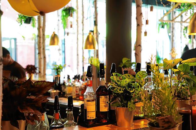 Die Bar ist das Zentrum des Restaurants. Hier werden auch Cocktails ausgeschenkt.