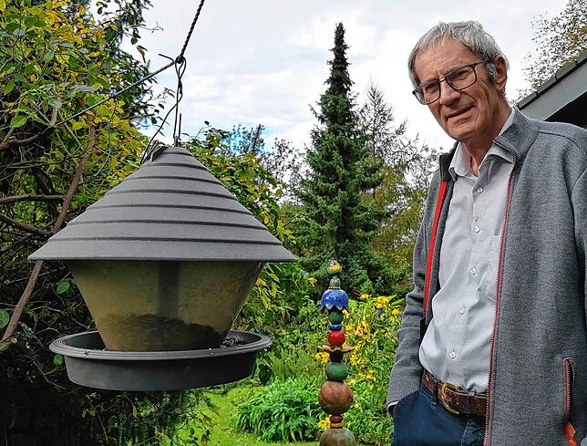 Hartmut Walters Vogelhaus mit Futtersilo: aus Kunststoff zwar, aber eine hygienische Lösung.