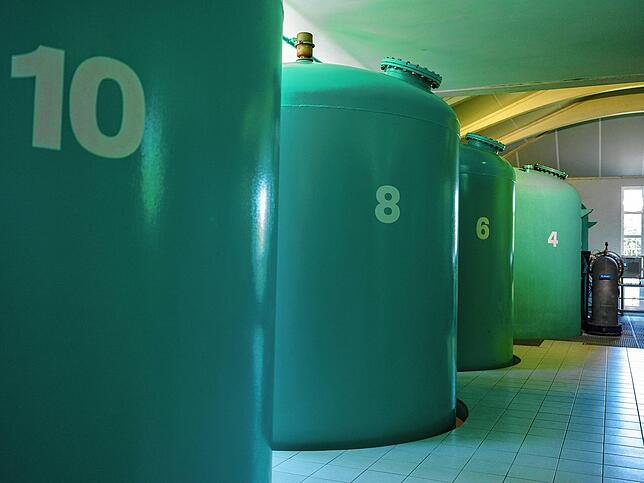In diesen Kesseln filtert Aktivkohle das Wasser.