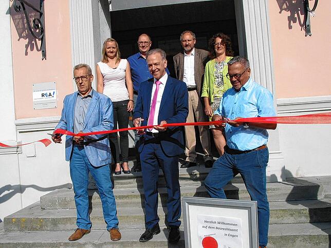 Zur Eröffnung des Engener Baurechtsamts 2018, das auch für die Gemeinden Aach und Mühlhausen-Ehingen zuständig ist, durchschnitten die ...