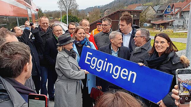 Ein kurzer Zwischenstopp in Eggingen wurde dazu genutzt, den neu gebauten und verlängerten Bahnsteig in Betrieb zu nehmen. Vor und ...