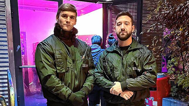Sie sind Türsteher aus Leidenschaft: Robin Barz (links) und sein Geschäftspartner Georgi Oprev (rechts) im Dienst auf einer ...