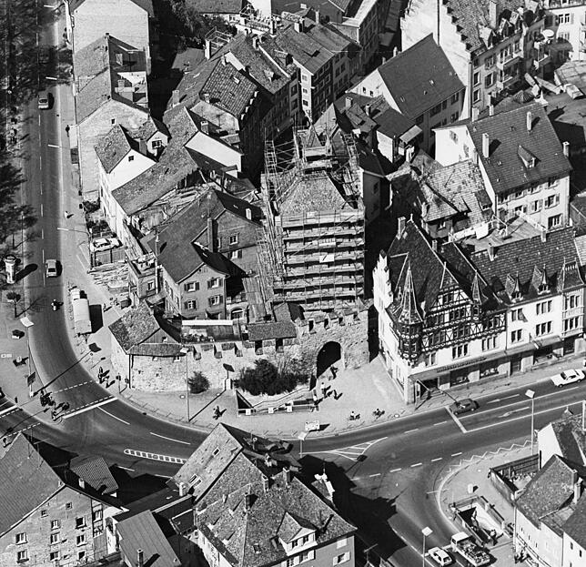 1979: Das Schnetztor ist eingerüstet, die Narrenzunft Blätzlebuebe renoviert. Später wird das Tor Baudenkmal von nationaler Bedeutung.