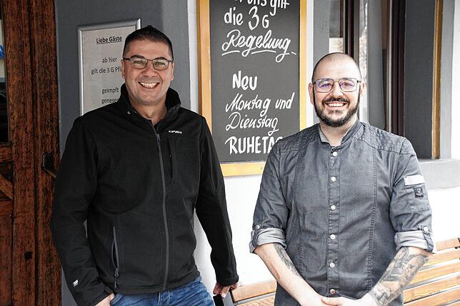 Domenico Wittkopf und Benjamin Bossert vor dem Gasthaus &bdquo;Ott&ldquo; in Villingen.
