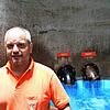 Görwihls Wassermeister Christof Mutter zeigt dem SÜDKURIER einen der Quellschächte der Gemeinde. Noch läuft das Wasser. Im Herbst könnte ...