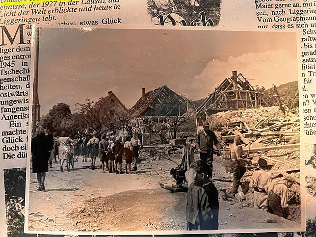 Noch lange lagen die Trümmer nach dem Luftangriff vom Juni 1943 im Dorf herum.