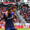 Der Berliner Kevin Prince Boateng (vorne) und der Freiburger Kiliann Eric Sildillia im Zweikampf um den Ball.