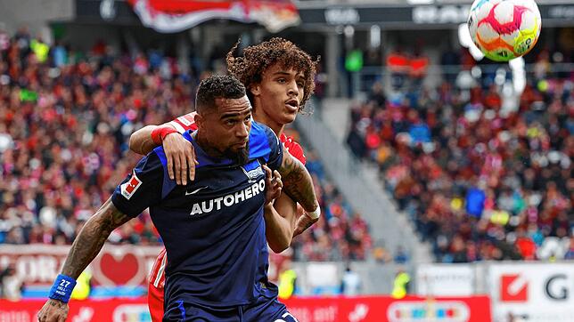 Der Berliner Kevin Prince Boateng (vorne) und der Freiburger Kiliann Eric Sildillia im Zweikampf um den Ball.
