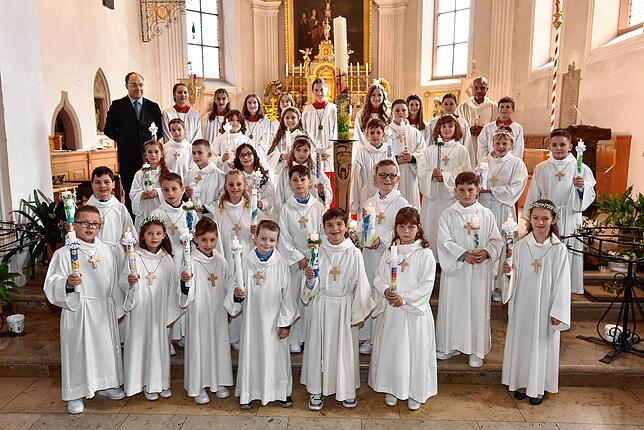 In St. Verena u. Gallus gingen am Samstag, 6. April, 25 Kinder zur ersten heiligen Kommunion. Die Kinder wurden vom Altenpflegeheim ...