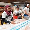 Lutfi Fauziah (links) aus Indonesien verstärkt das Team der Bäckerei Heimatliebe mit Sitz in Allensbach. Mit ihr arbeiten Oksana ...