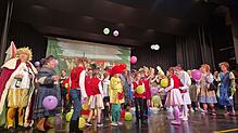 Beim großen Finale spiegelt sich die gute Laune des Abends. Die Akteure lassen nicht eine Sekunde lang Langeweile aufkommen. Bilder: ...