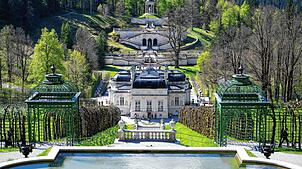 Die Parkanlage rund um das Schloss Linderhof. Die Unesco hat die berühmten Märchenschlösser von Bayerns König Ludwig II. zum Welterbe ...