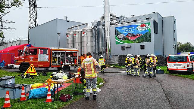 Nach Stunden des Einsatzes sind Feuerwehrleute erschöpft.