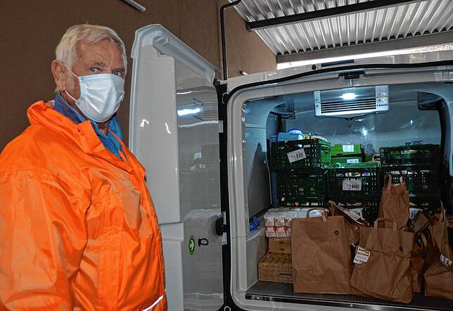 Hoch beladen geht es für Rudolf Wagner dann bald wieder zum Tafelladen in den Stadtgraben zurück.