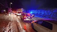 Zweispurige Blechlawine in Unterteuringen: Weil an der Steigung am Ortsausgang Richtung Friedrichshafen mehrere Lastwagen hängen ...