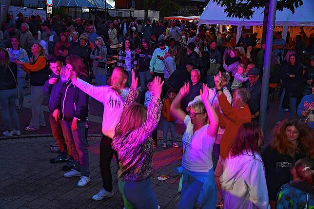 Bild 24: Tausende Besucher feiern beim Stadtfest