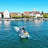Vor der Uferpromenade von Überlingen: Das Solarboot von Markus Betz und Eric Hueber.