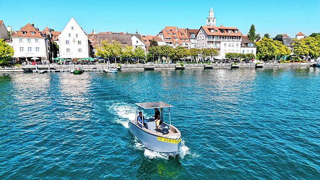 Vor der Uferpromenade von Überlingen: Das Solarboot von Markus Betz und Eric Hueber.