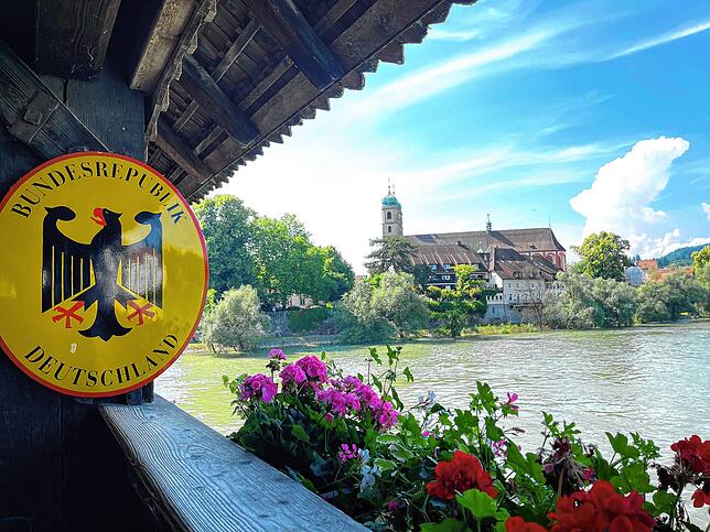 Den Weg über die längste überdachte Holzbrücke Europas in Bad Säckingen treten auch viele Schweizer an, um im Stadtzentrum illegale ...